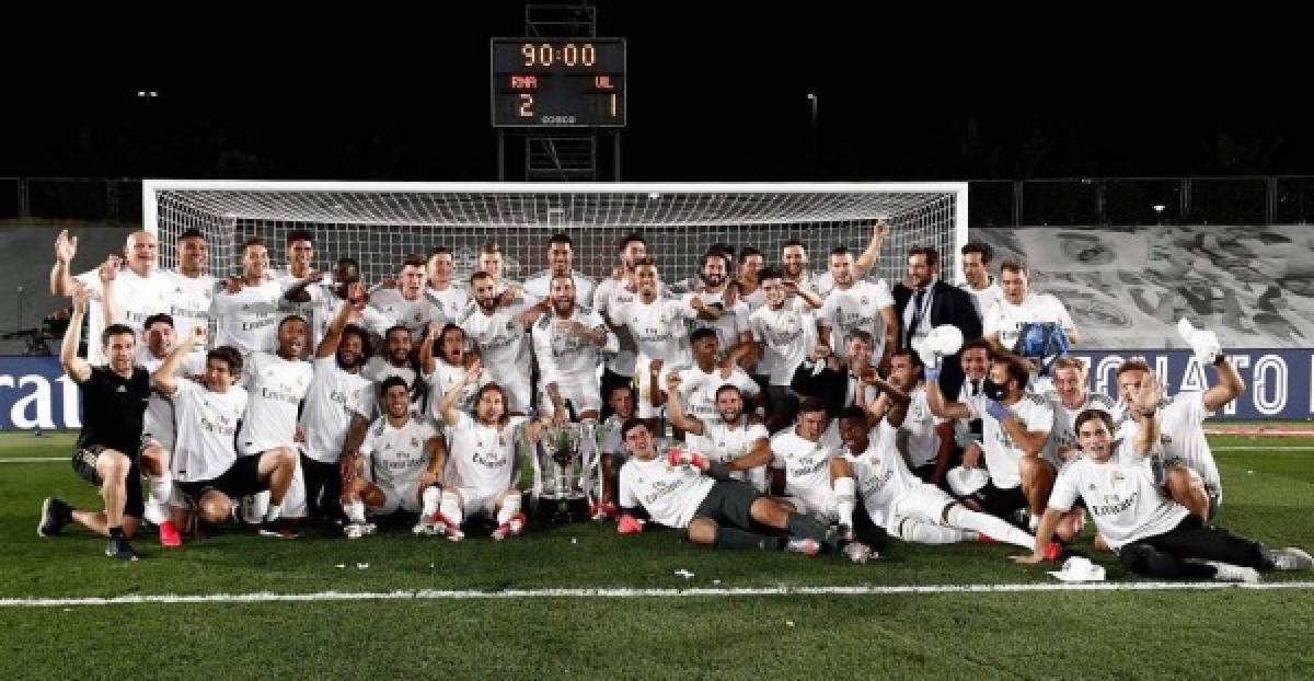 Los jugadores del Real Madrid posando con la Copa.