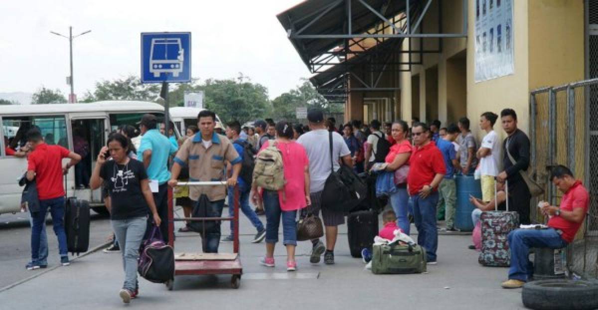 Los viajeros llenaron los andenes de la terminal para abordar los autobuses que los lleven a sus lugares de residencia.