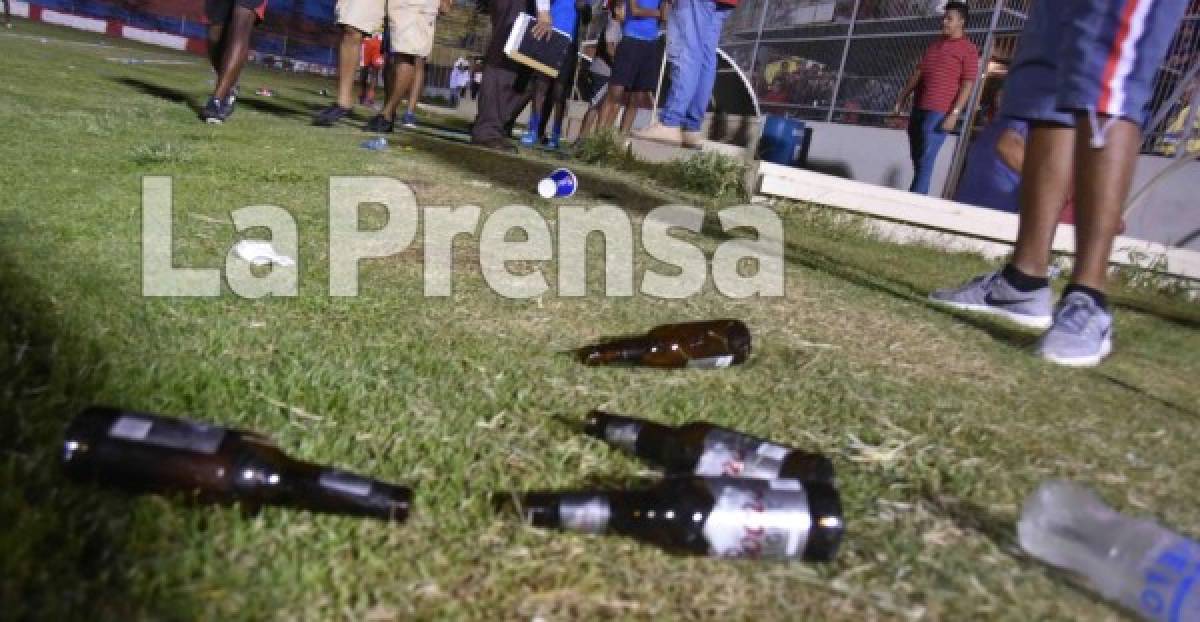 Aficionados tiraron botellas de cerveza al campo.