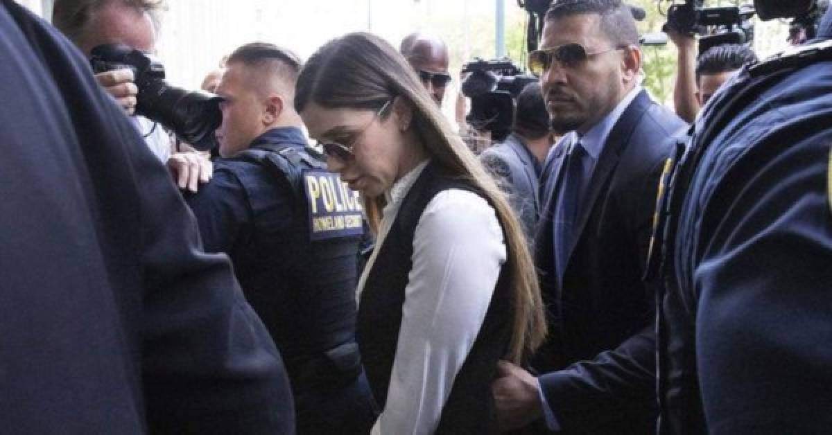 Emma Coronel salió cabizbaje de la Corte donde en todo momento lució desencajada, mientras El Chapo Guzmán no despegó su vista de ella durante todo el juicio.