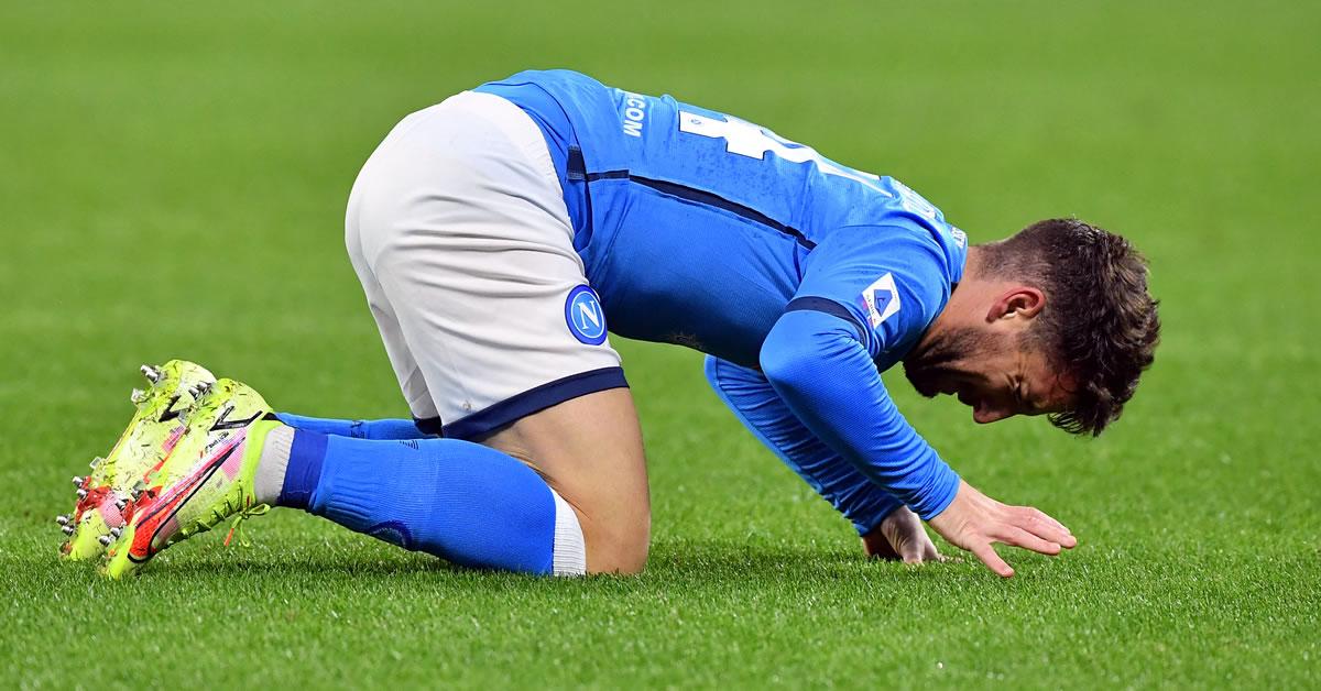 El capitán del Napoli, Dries Mertens, en el suelo se lamenta.