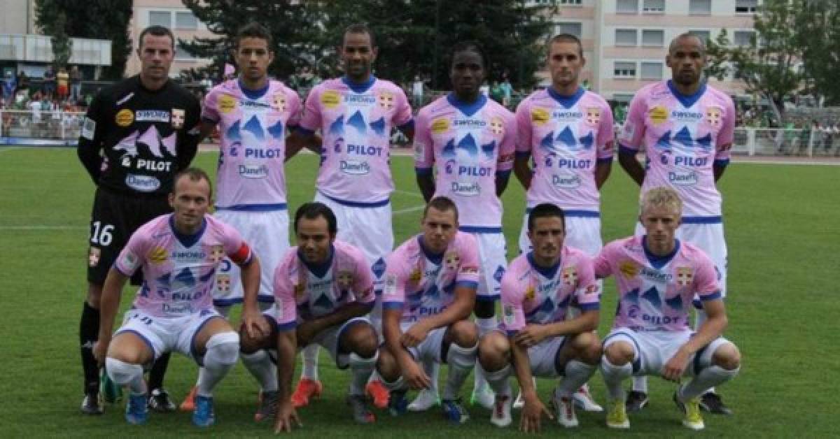 Camiseta Evian 2001. El conjunto francés lucía hace apenas unas temporadas esto, que podría definirse más bien como un uniforme de ciclista que como una camiseta de fútbol.