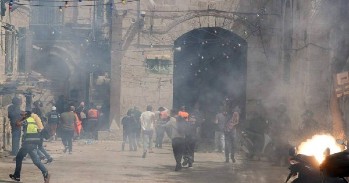 Disturbios en la explanada de las mezquitas: Ese mismo viernes 7 de mayo, decenas de miles de fieles se congregan en la Explanada de las Mezquitas —llamada Monte del Templo por los judíos— para la última gran oración del viernes antes del final del mes de ayuno musulmán del Ramadán.<br/><br/>Según la policía israelí, los palestinos lanzan proyectiles contra las fuerzas de seguridad, que replican con granadas ensordecedoras y balas de goma.<br/>El día 8, nuevos enfrentamientos dejan un centenar de heridos en otras zonas de Jerusalén Este, según la Media Luna Roja palestina. <br/>También hay heridos entre los policías israelíes.<br/><br/>Los cuatro miembros del Cuarteto de Oriente Medio (la ONU, la Unión Europea, Estados Unidos y Rusia) piden a Israel que actúe con moderación.