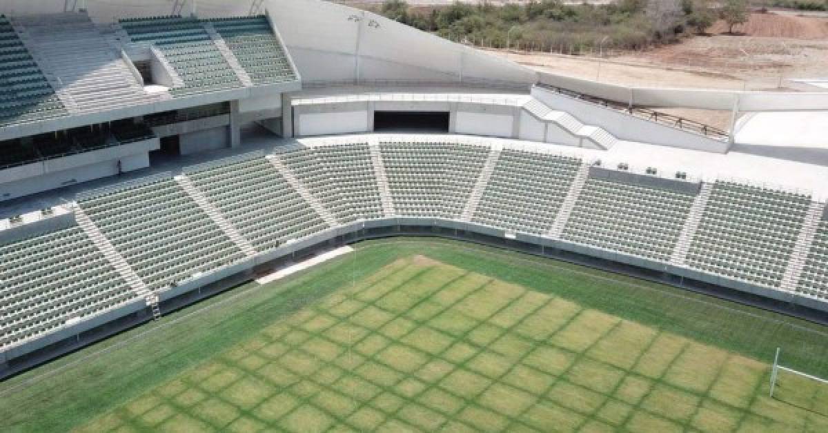 Entre las cualidades de la casa del Mazatlán FC, resaltan la visibilidad del terreno de juego tanto de noche como de día, su pasto es natural .