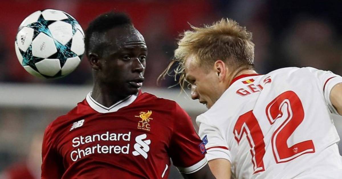 Fútbol. <br/>Cabezazo alemán. Johannes Geis, alemán del Sevilla, remata ante la marca del senegalés Sadio Mané, del Liverpool, durante el partido de la Liga de Campeones.