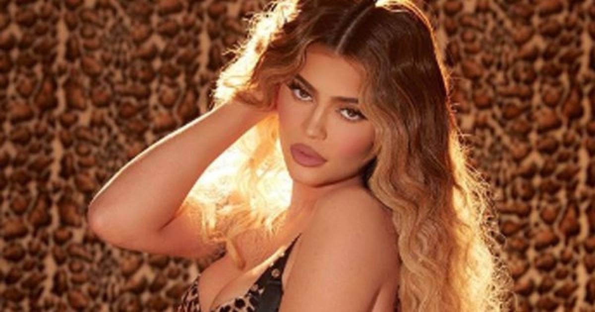 La famosa empresaria Kylie Jenner mostró su lado más sexy en un 'animal print', que además sirvió para revelar su nuevo color de melena.