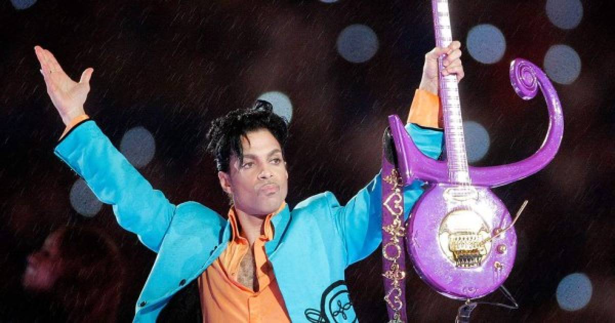 Prince parecía tenerlo todo en contra para trazar una actuación de calidad aquel 4 de febrero de 2007. Llovía a cántaros sobre el estadio de los Dolphins en Miami, pero no dudó en aparecer sin más acompañamiento que cuatro guitarras, aporreadas con su magnética destreza hasta el clímax con 'Purple Rain', que encontró en la inesperada cortina de agua su más oportuna aliada.