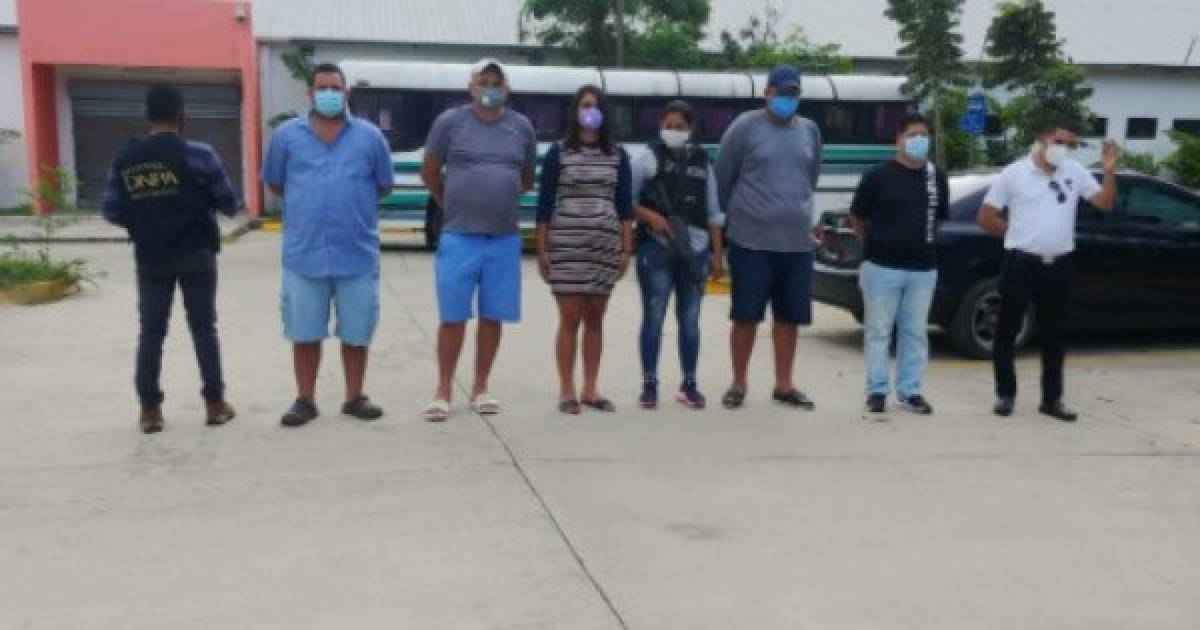 De acuerdo con las investigaciones de la Policía, los imputados se transportaron desde el departamento de Atlántida hasta San Pedro Sula, Cortés, donde iban a realizar la compra de armas de fuego de uso comercial y uso prohibido como Ak-47 y AR-15.