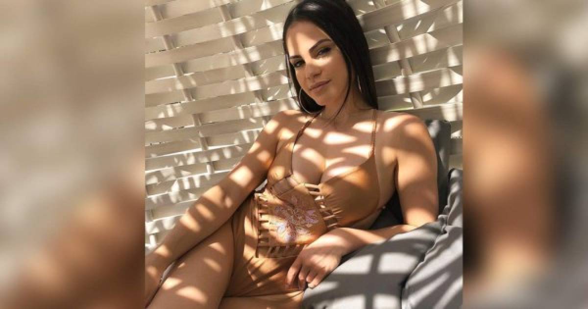 La popular cantante ha encendido las redes sociales al publicar unas fotos en su Instagram en un sexy traje de baño disfrutando en Saint Thomas, US Virgin Islands en el Caribe.