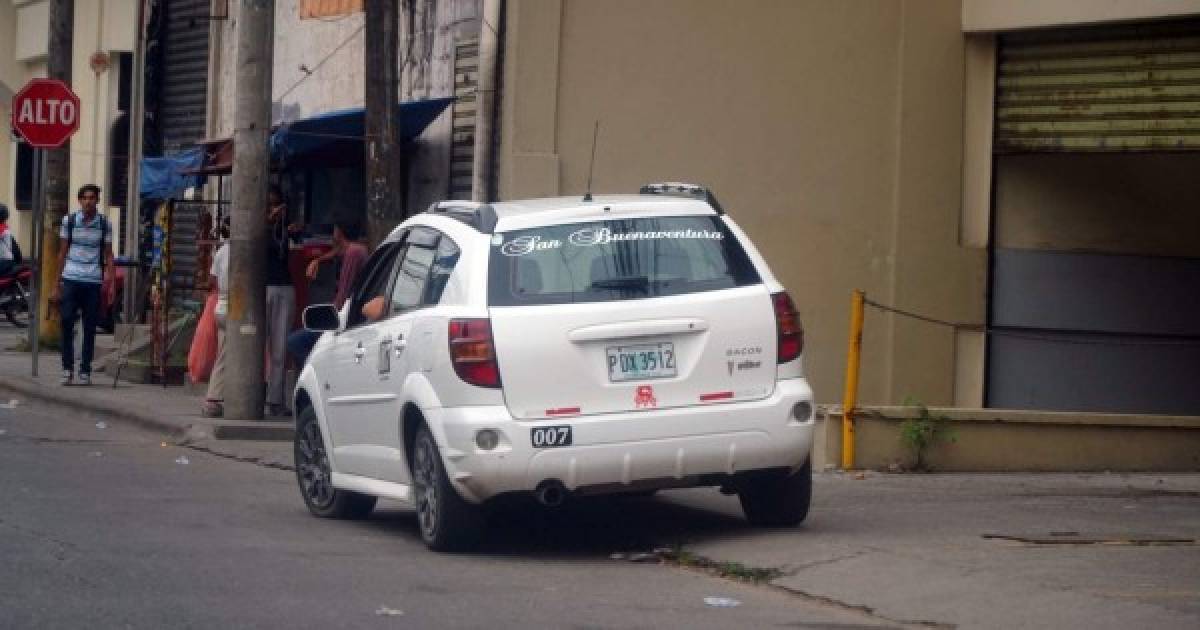 Los taxistas aportan su parte en invadir las aceras, pues las usan como parada de descanso entre una carrera y la siguiente.