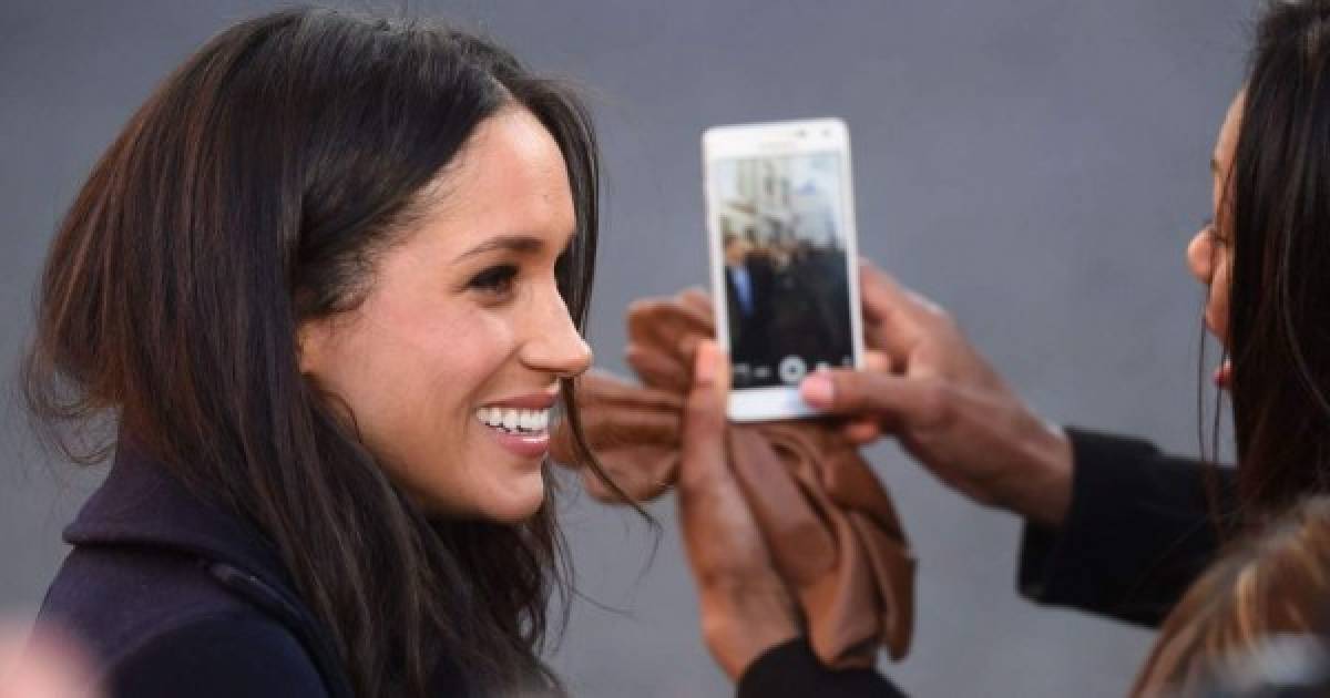 - Nada de selfies -<br/><br/>Esto es otra cosa que Markle, como una celebridad estadounidense, está acostumbrada a hacer por los fanáticos. El razonamiento de la regla de no-selfie se explica como 'falta de tiempo para atenderlos a todos'. <br/><br/>En uno de sus primeros compromisos oficiales con el Príncipe Harry, una pareja se acercó a la pareja y pidió una foto. Markle respondió 'no podemos hacer selfies'.