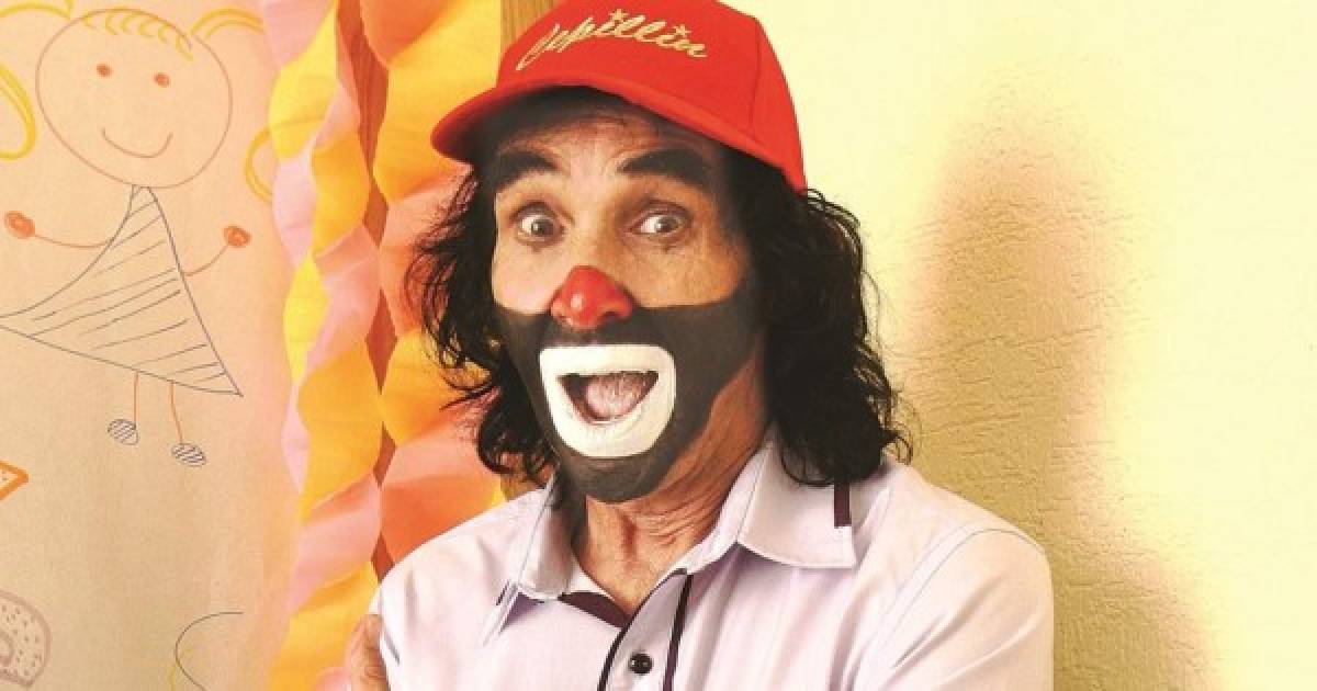 El famoso payaso mexicano Ricardo González, conocido como “Cepillín”, falleció este martes a los 75 años de edad luego de haber sido internado el pasado 28 de febrero en el hospital a causa de intensos dolores en la espalda.