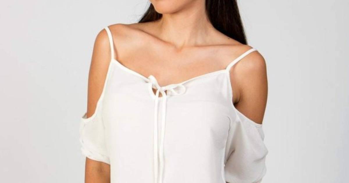 4. Se prohíben blusas escotadas y sin mangas. Las mujeres deben tener cuidado con camisas o blusas que pronuncien su busto, mientras que los hombres no podrán usar camisetas sin mangas.