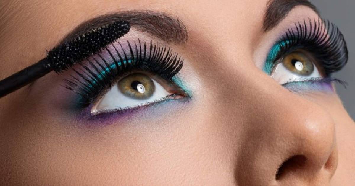 5. Se prohíbe maquillaje excesivo. Es decir que las personas que deseen maquillarse podrán hacerlo, pero de forma moderada.