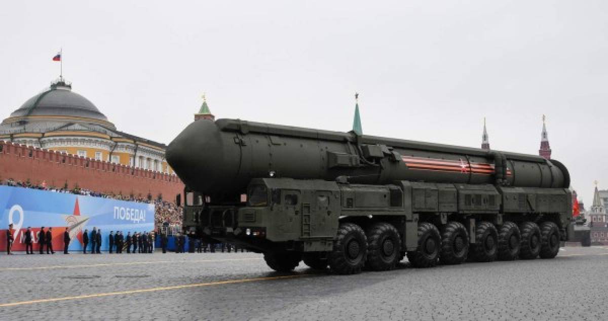 También rodaron frente al mausoleo de Lenin los misiles antiaéreos S-400 (Triumph) adquiridos recientemente por Turquía, en vez de los Patriot estadounidenses, lo que provocó el enfado de Washington y una condena de la OTAN.