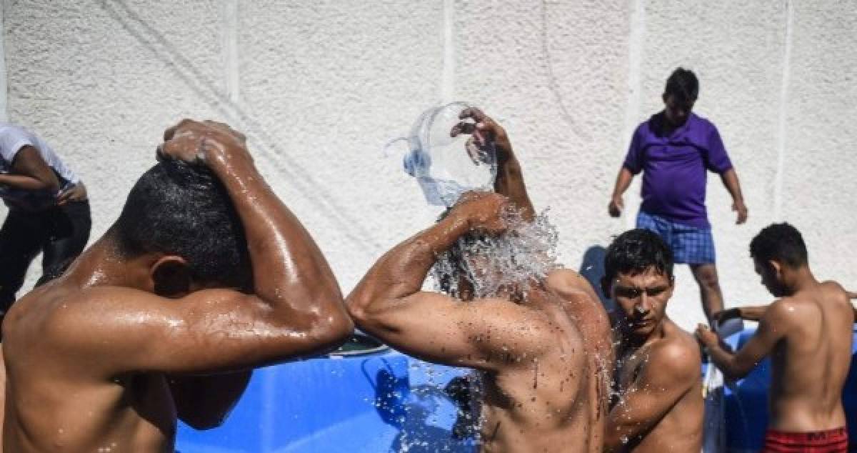 Pese a que la capital enfrenta un masivo corte de agua que se prolongará dos días más de lo esperado, el albergue es abastecido con tanques portátiles instalados en el recinto.