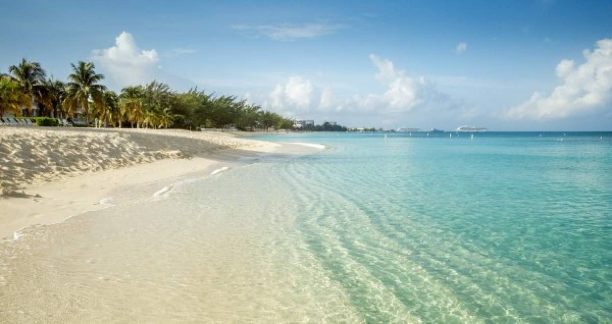 6. Seven Mile Beach: Esta espectacular combinacion de arena blanca y aguas cristalinas se encuentra en la zona occidental de Gran Caimán. Una curiosidad es que, a pesar de su nombre (que significa “playa de las siete millas”), mide poco más de seis millas, que equivalen a unos 10 kilómetros.