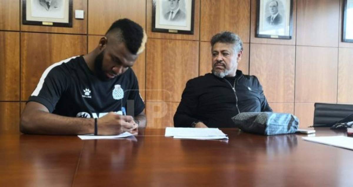 Jorge Benguché en el momento que estampaba su firma con el Boavista de la primera división de Portugal.