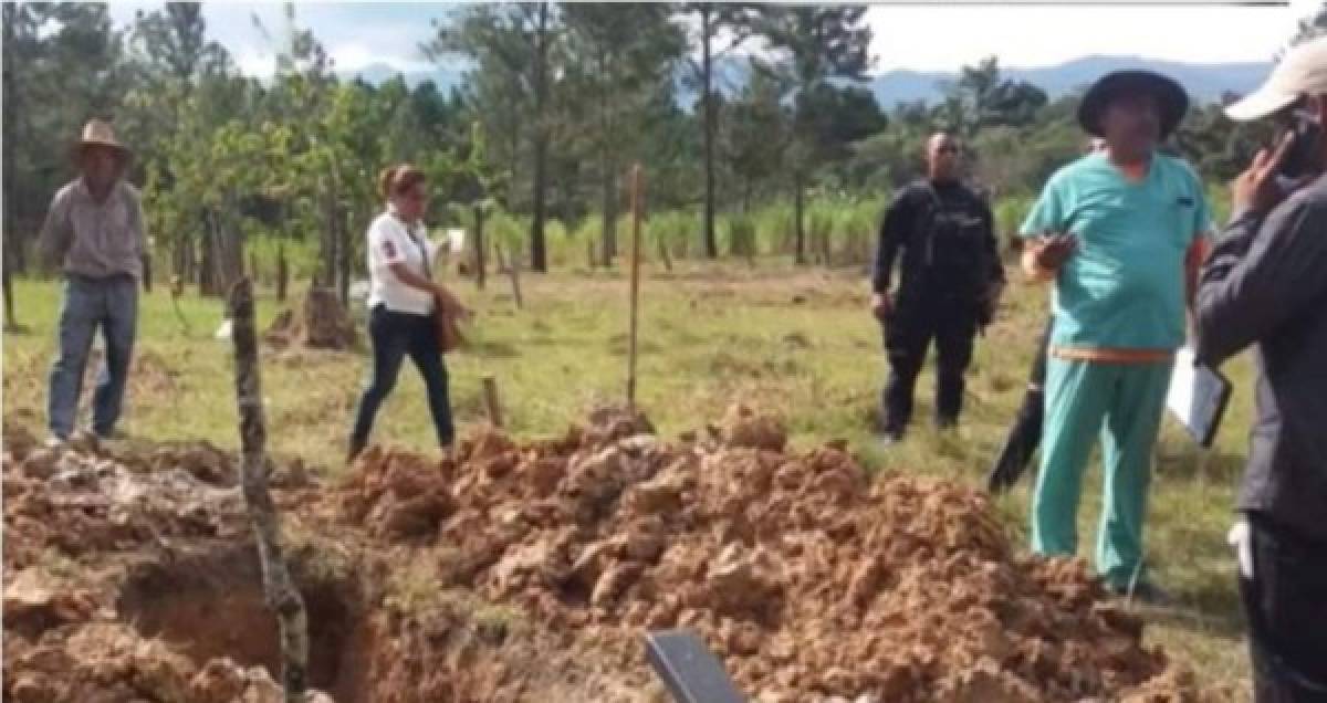 Tremenda sorpresa se llevaron las autoridades de Ministerio Público cuando al momento de realizar la exhumación de un cuerpo en un cementerio de la comunidad de Dulce Nombre de Culmi de este departamento, lo que encontraron fue solamente el hoyo, porque ni el ataúd y mucho menos el cuerpo estaba en el lugar. <br/><br/>La exhumación se realizaría al cuerpo de José Munguía quien había fallecido en el 2015. Se desconoce qué pasó con su cuerpo y quienes podrían ser los responsables de sacarlo del lugar.