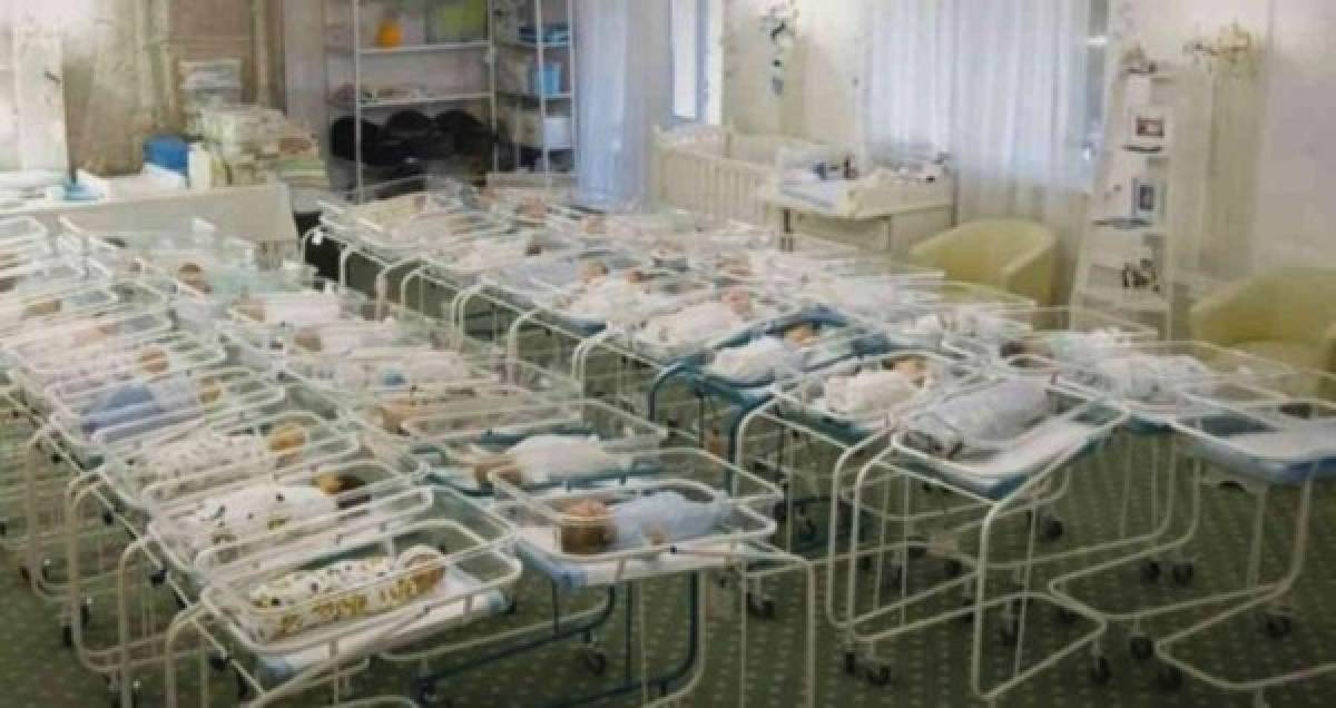 Un centenar de bebés nacidos por gestación subrogada se encuentran varados en un cuarto de hotel en la capital de Ucrania luego de que las restricciones de viaje en Europa impidiesen que sus padres viajen a ese país para recoger a sus recién nacidos.