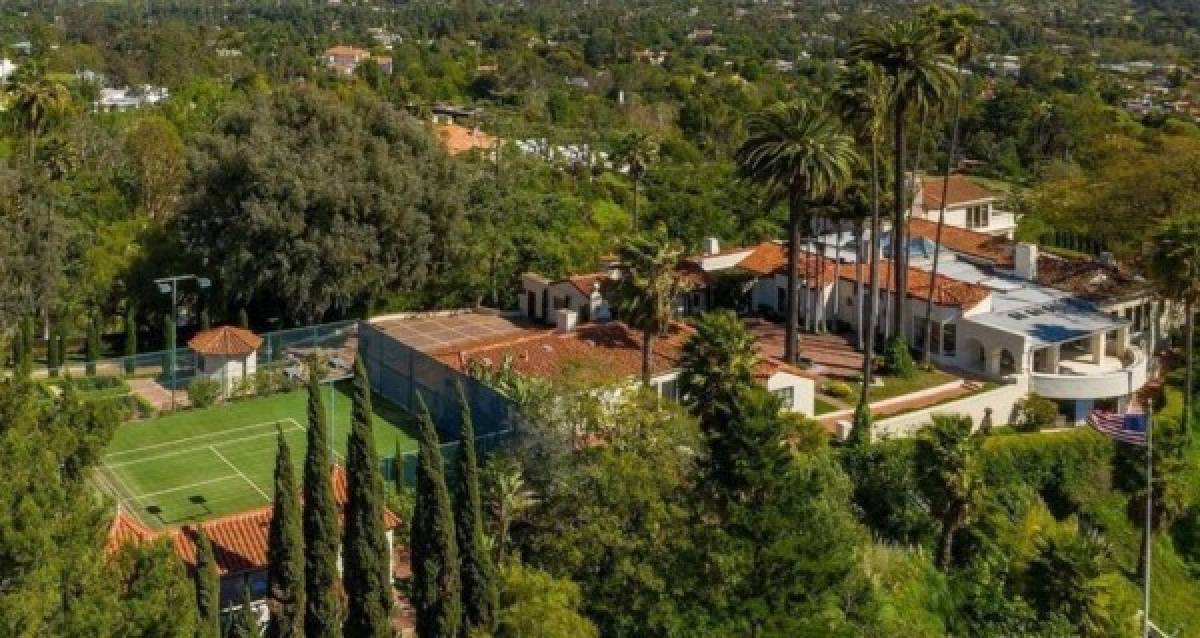 La propiedad cuenta con una casa de estilo mediterráneo, y dos casas para invitados, con unas vistas panorámicas a la ciudad.