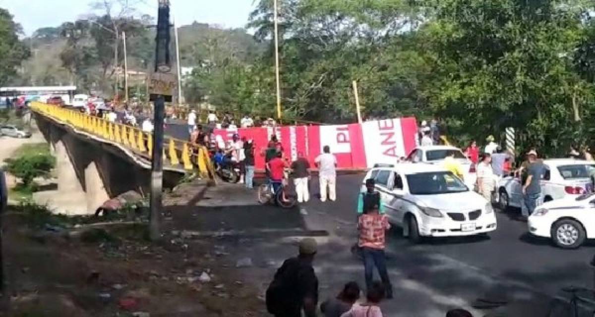 En la ciudad de La Ceiba, departamento de Atlántida, se reporta tomado el paso sobre el puente sobre el río Danto. Ahí hay presencia de estudiantes universirtarios, y esta mañana se les han unido un buen grupo de docentes.