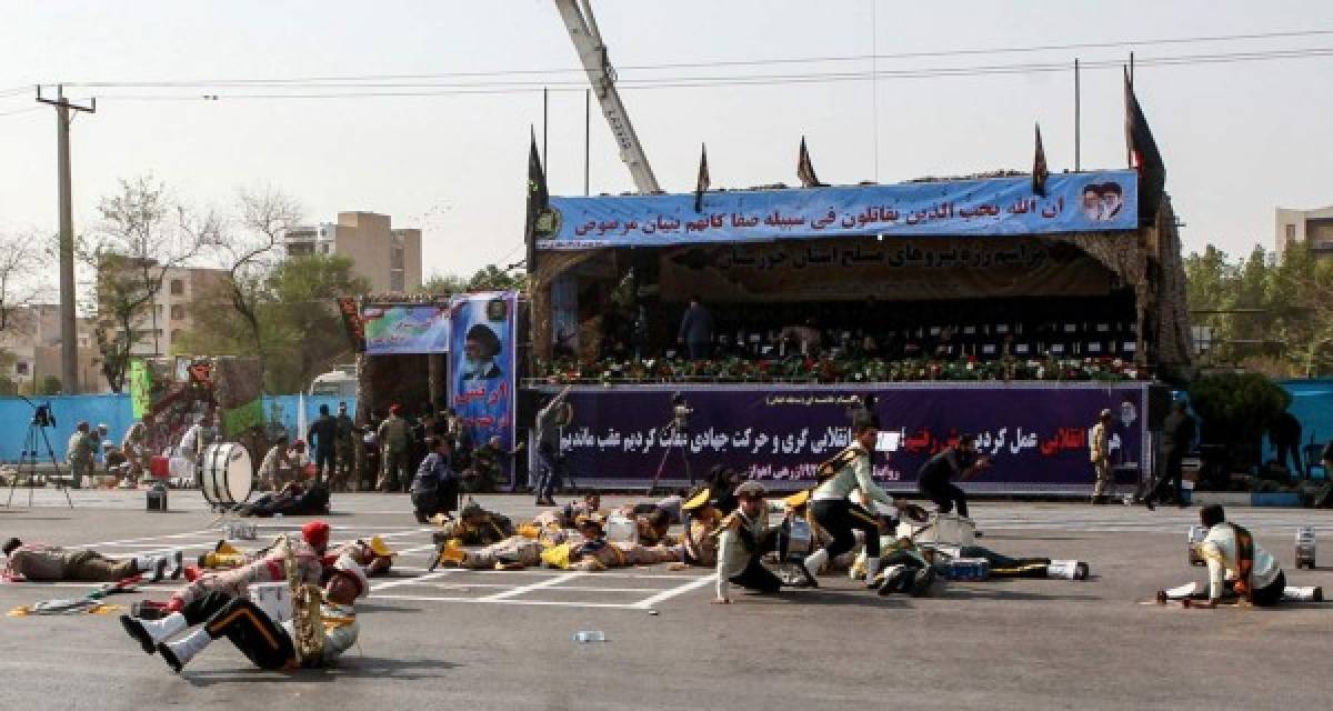 Varios medios iraníes señalaban que los asaltantes iban ataviados con vestimenta militar.
