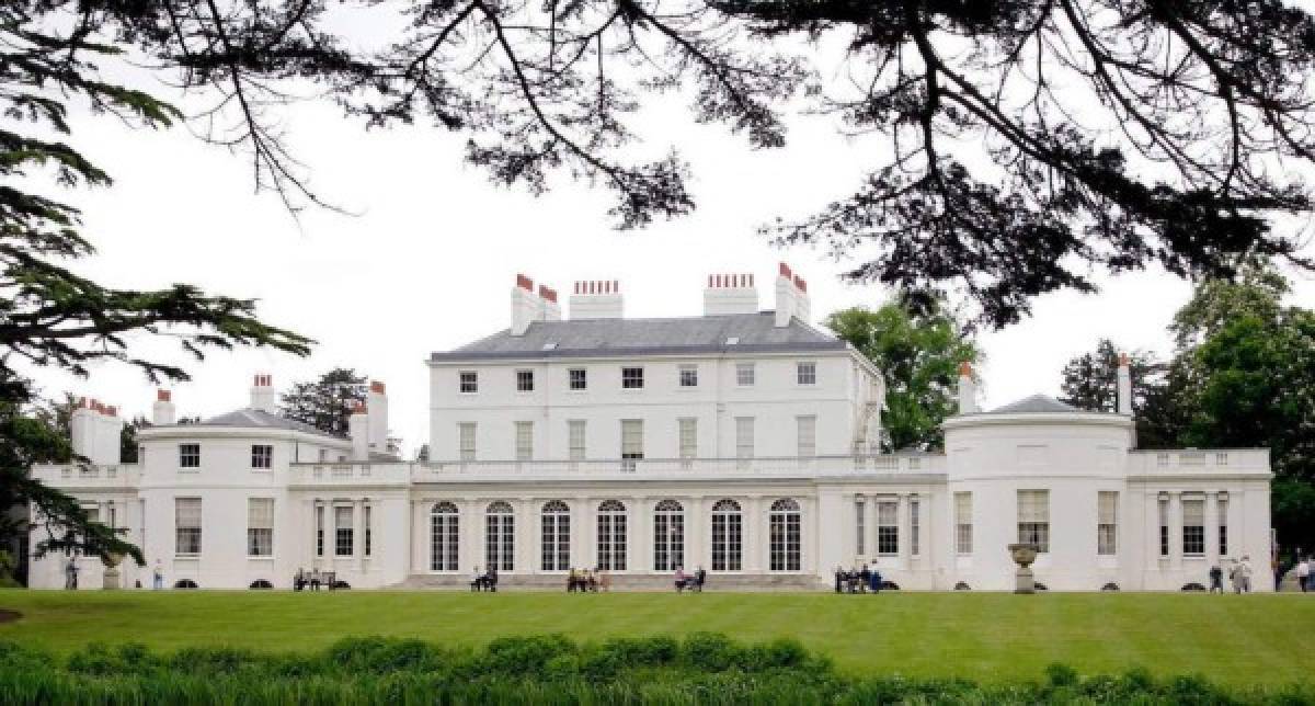 ¿Qué ocurrirá con la vivienda que les regaló la reina Isabel II Frogmore Cottage, donde residen desde hace nueve meses? Según parece, cuando se encuentren en el Reino Unido, en principio esa seguirá siendo su residencia 'base'. La vivienda fue renovada a un coste de 2,8 millones de euros que salió de fondos públicos. De momento, se desconoce si adquirirán otra propiedad en América.<br/>