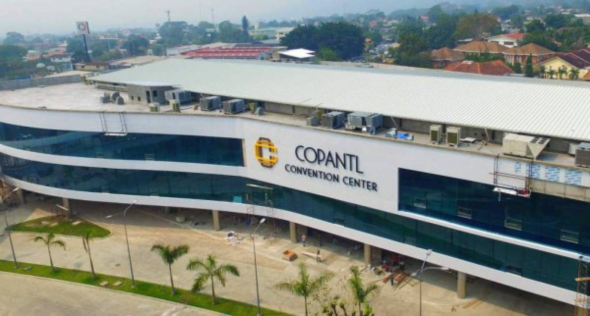 3. El centro de convenciones más grande de CA está en SPS <br/><br/>Con un moderno diseño y finos acabados funciona en San Pedro Sula el Centro de Convenciones Copantl, con capacidad para siete mil personas, único en el país y en Centroamérica. Tiene cinco niveles, dos son exclusivos para salones. Hay siete salones, 12 salas vips, parqueo y un helipuerto. La construcción del proyecto tardó dos años y tiene una inversión aproximada de L350 millones. <br/><br/>Para Luis Larach, inversionista del proyecto, Honduras tiene una posición regional privilegiada, está en el centro de América; y San Pedro Sula por su posición geográfica y facilidades que tiene por vía marítima y vía aérea permite acceder a otros puntos turísticos que tiene nuestro país. El centro de convenciones vino a complementar las instalaciones de primer nivel que San Pedro Sula tiene, como Expocentro y el Club Hondureño Árabe, dándole mayor capacidad a la ciudad para atraer grandes eventos internacionales. La capacidad del Centro de Convenciones de albergar a siete mil personas es lo que necesitaba San Pedro para atrapar más eventos importantes, según los empresarios. Del primer nivel impresionan las paredes de los salones Napoleón, decoradas con ágata y ónix iluminados, haciendo un contraste espectacular con las luces led que cambian de color.