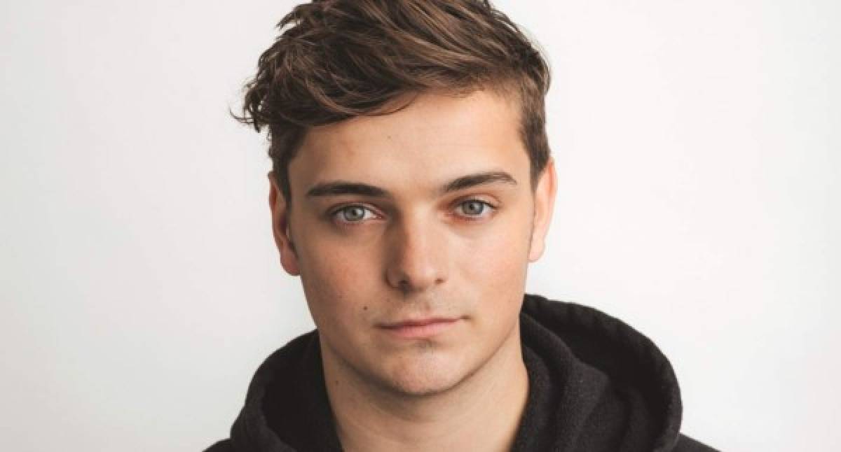 1. MARTIN GARRIX - Se mantiene<br/><br/>El niño prodigio holandés Martin Garrix ha ganado la corona de los Top 100 DJs por tercer año consecutivo, una hazaña que solo antes había logrado sus compatriotas Armin van Buuren y Tiësto. Sorprendentemente, todavía tiene 22 años, tres años menos que Hardwell cuando ganó la encuesta por primera vez.<br/>