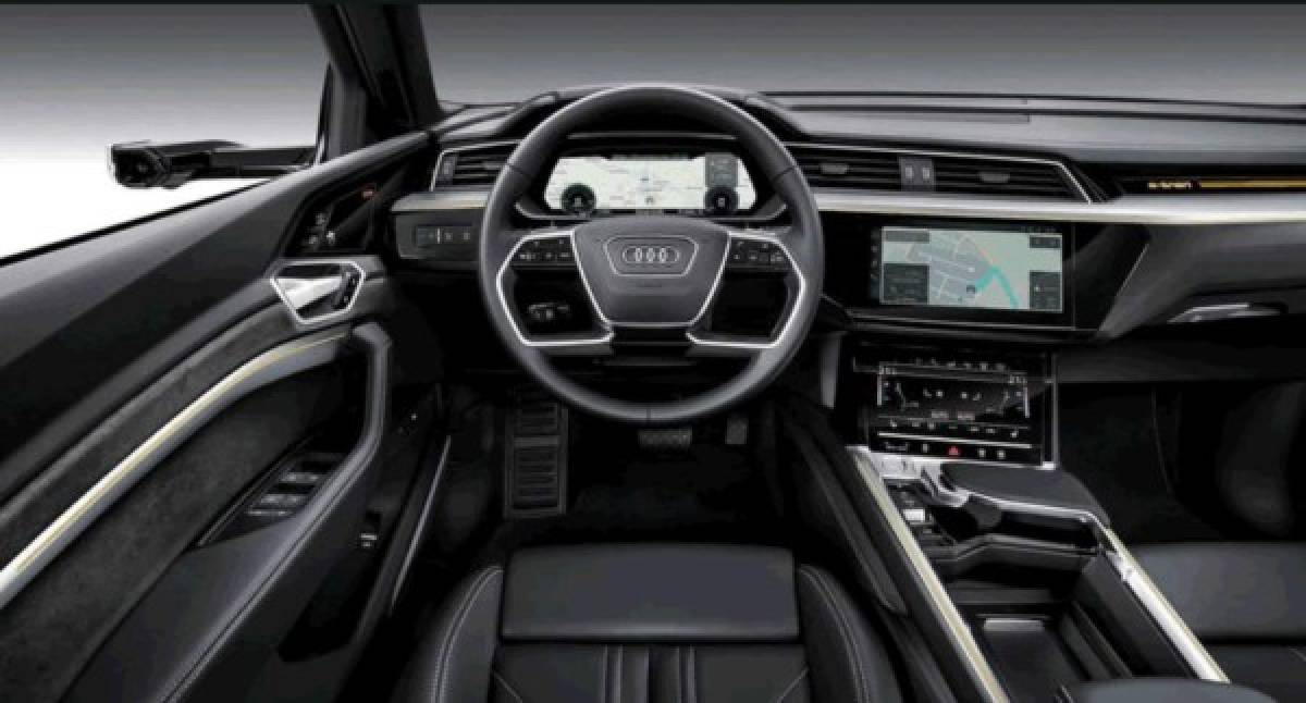 Es un interior con pocos botones físicos y que cuenta con Audi Virtual Cockpit de serie. La capacidad total del maletero es de 660 litros, lo que suponen 230 litros menos que el Audi Q7. Bajo el capó delantero, hay otro maletero. con un volumen de 60 litros.