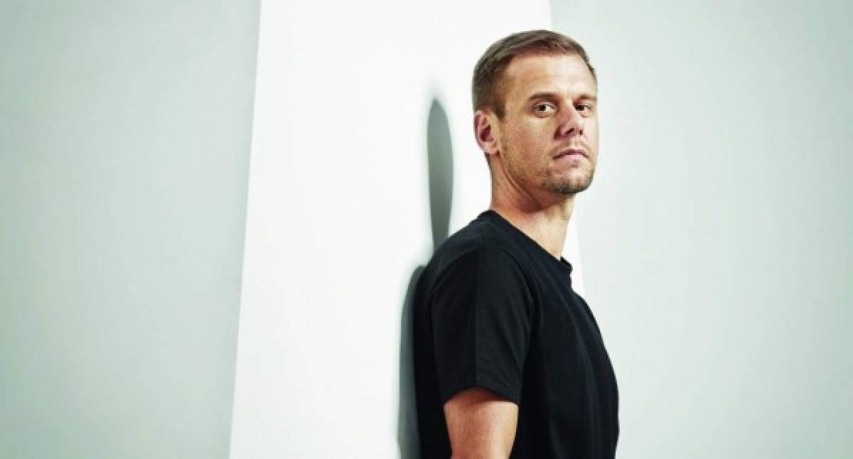 4. ARMIN VAN BUUREN - Bajó un puesto <br/><br/><br/>Desde el 2007 hasta el 2013, Armin fue el mejor estando cinco años en el primer lugar y el resto de los años en el segundo. Siendo de los más votados en esta revista especializada de Djs.