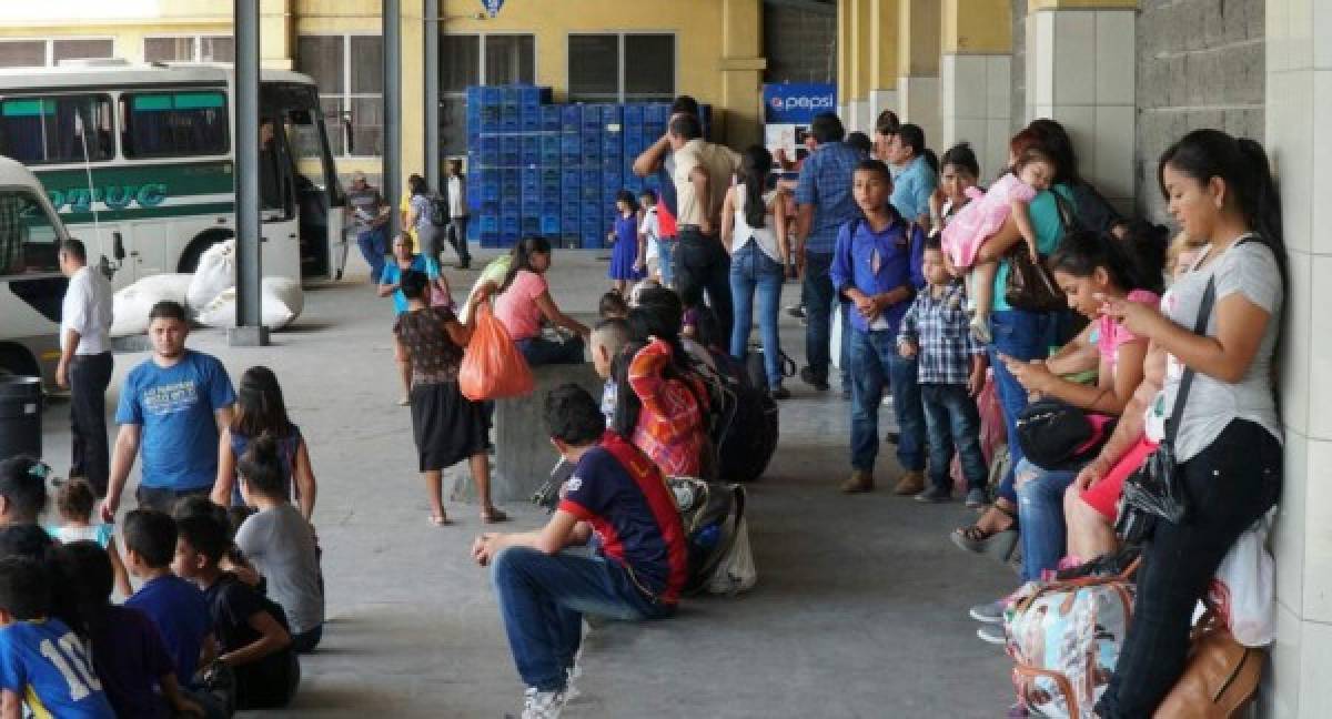 Los viajeros esperan la próxima salida para abordar las unidades de transporte.