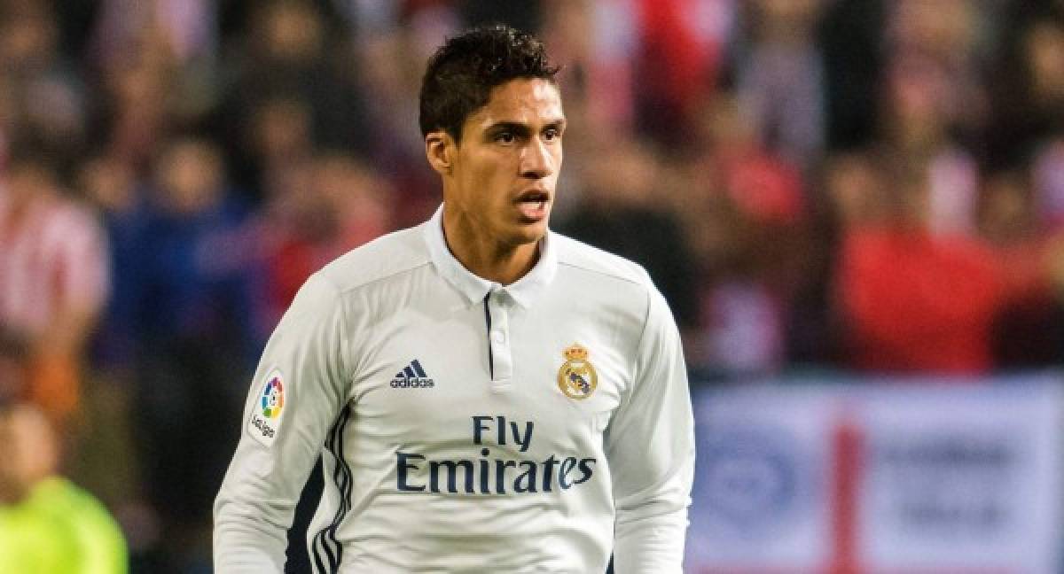 El francés Raphael Varane estará en la zona central del Real Madrid en Dortmund.