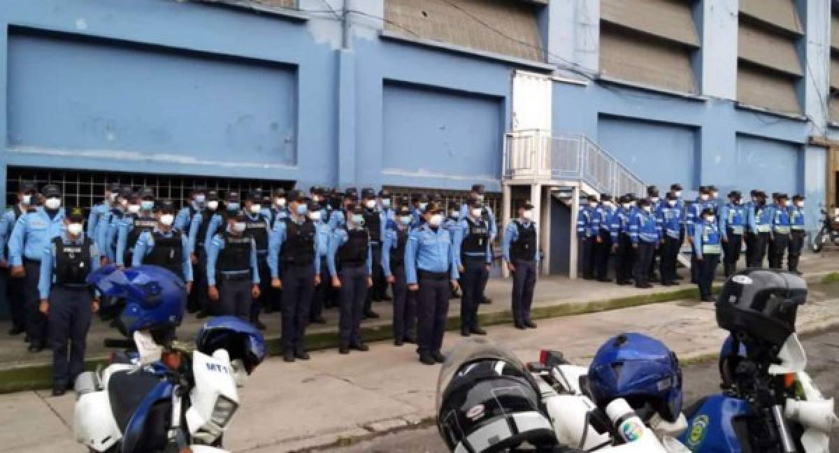 Miembros de la Policía que brindaron seguridad al partido en el estadio Nacional.