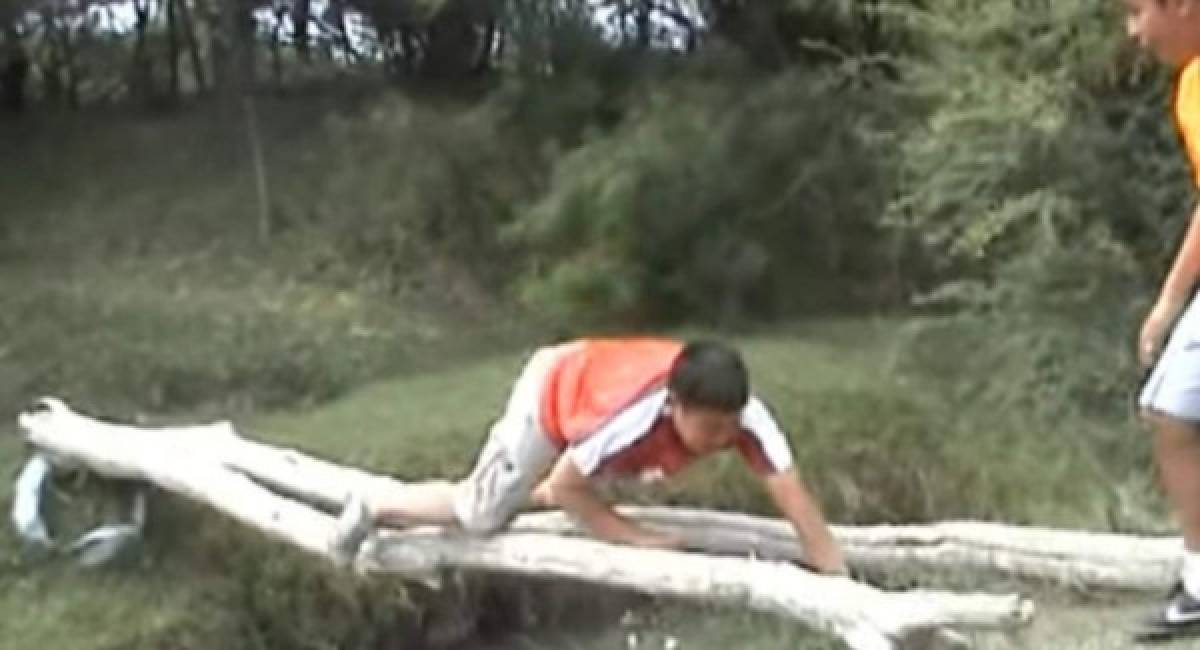 En el clip se mostraba a un niño intentando cruzar un río caminando sobre un tronco, cuando de repente fue víctima de la broma de uno de sus amigos.