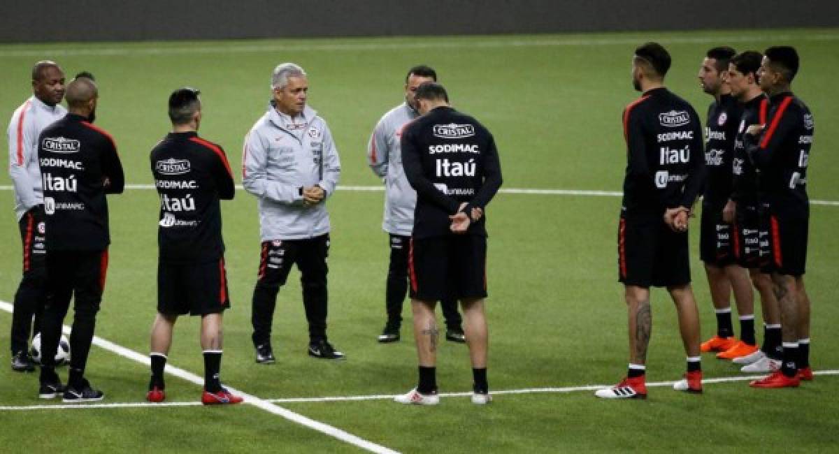 La selección de Chile es dirigida por Reinaldo Rueda y llega obligada a vencer a la Bicolor, vienen de perder 2-3 ante Costa Rica el pasado viernes y el colombiano se encuentra en la cuerda floja por los malos resultados .