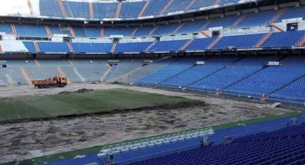 La imagen que presenta estos días el estadio Santiago Bernabéu es muy distinta a la que estamos acostumbrados a ver. Los aficionados, el césped verdes y los asientos listos para acoger a sus invitados, han sido sustituidos ya por máquinas y trabajadores que se apresuran para tener las instalaciones listas de cara a la próxima temporada.