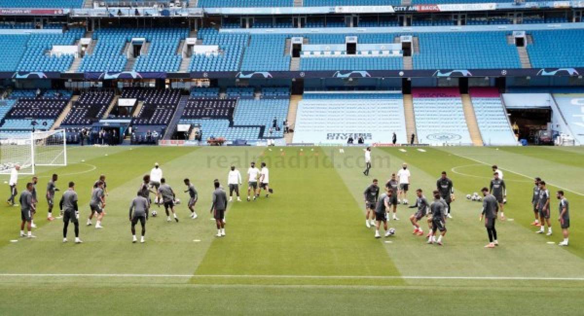 La plantilla del Real Madrid llegó a Manchester este jueves y aprovechó para realizar un último entrenamiento en el Etihad Stadium, escenario del partido de vuelta de los octavos de final, en el que el equipo merengue llega con desventaja 2-1 en el marcador.