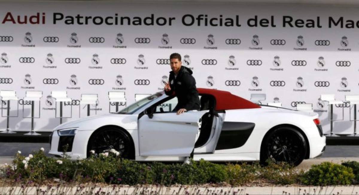 Sergio Ramos - El auto del central del Real Madrid es un Audi R8 Spyder 5.2 FSI quattro S tronic color blanco Ibis con un valor de 209.420 euros. El capitán escogió el más caro.
