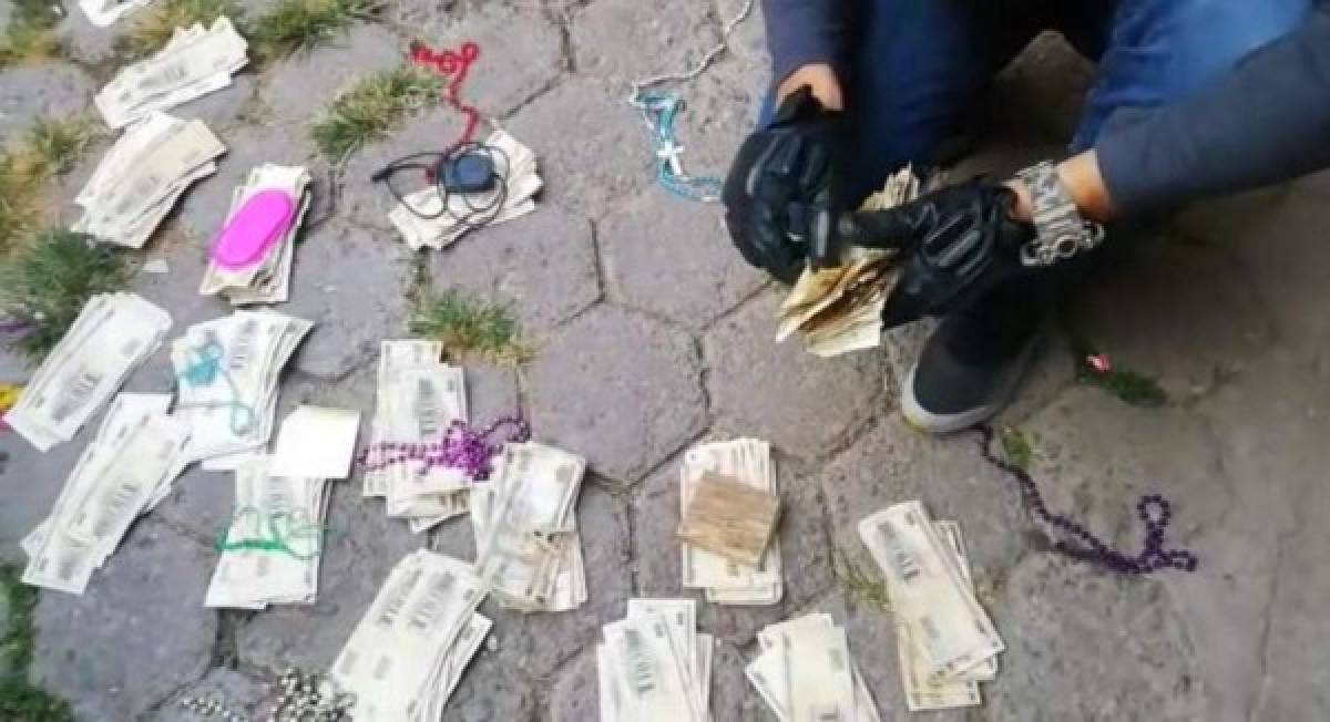 Según las autoridades, la pareja, tras enterarse que los llegaron a capturar a su casa, tiraron el dinero en bolsas y suelo en el patio de la vivienda.