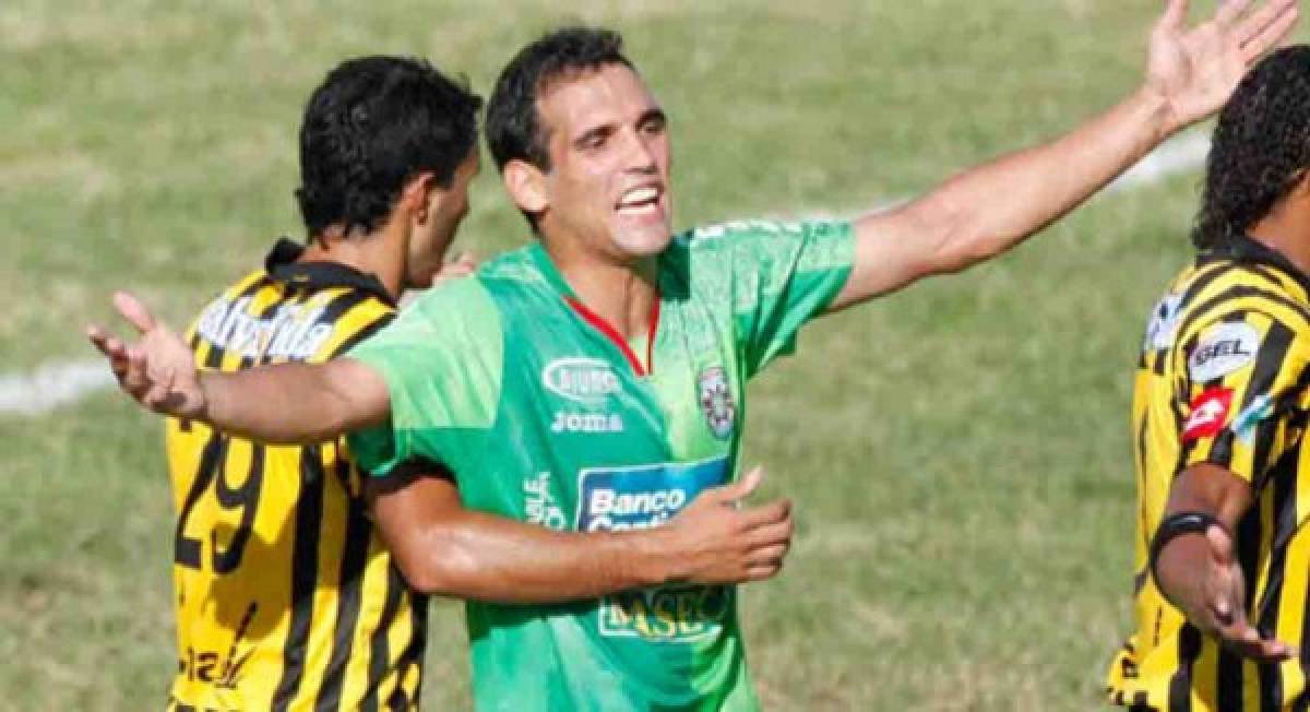 Claudio Cardozo llegó en el 2006 a Honduras siendo su primer equipo el Atlético Olanchano, es el uruguayo con más goles en la historia de la Liga Nacional Jugó en clubes como Marathón, Real España, Vida.