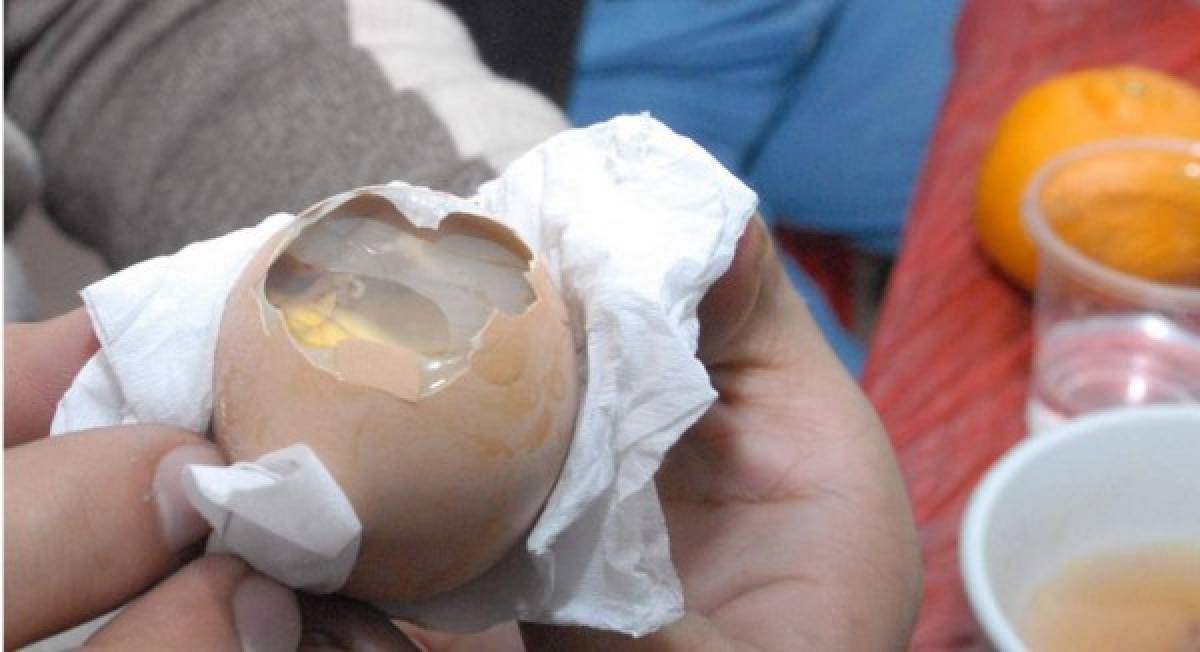 7.- Huevo crudo.<br/><br/>Este 'manjar' chino es un huevo sin cocer, con el feto y todo en su interior y forma parte de las golosinas callejeras de las ciudades de china.