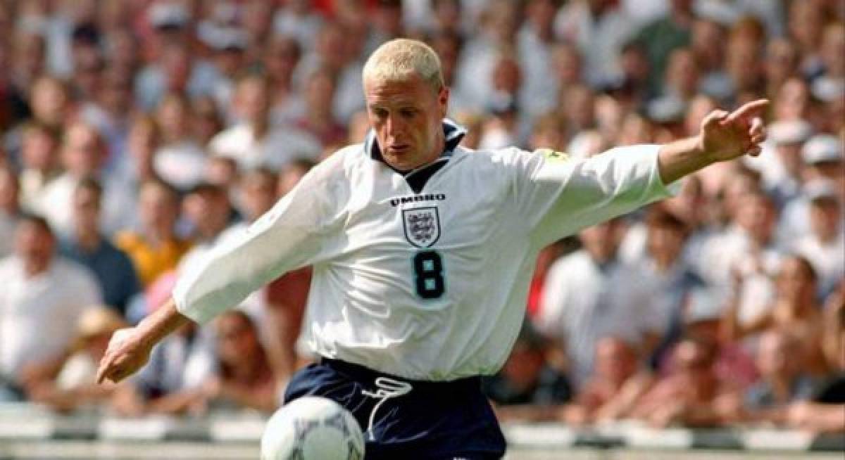 Paul Gascoigne en sus años de gloria futbolera fue un futbolista que jugó como mediocampista en varios clubes de la Premer League y en el seleccionado inglés (57 partidos y 10 goles), donde disputó el Mundial de Italia 1990. Paul se inició en el Newcastle United y luego jugó en Tottenham, Lazio, Glasgow Rangers, entre otros clubes. Se retiró en 2005 en el Boston United del ascenso inglés.