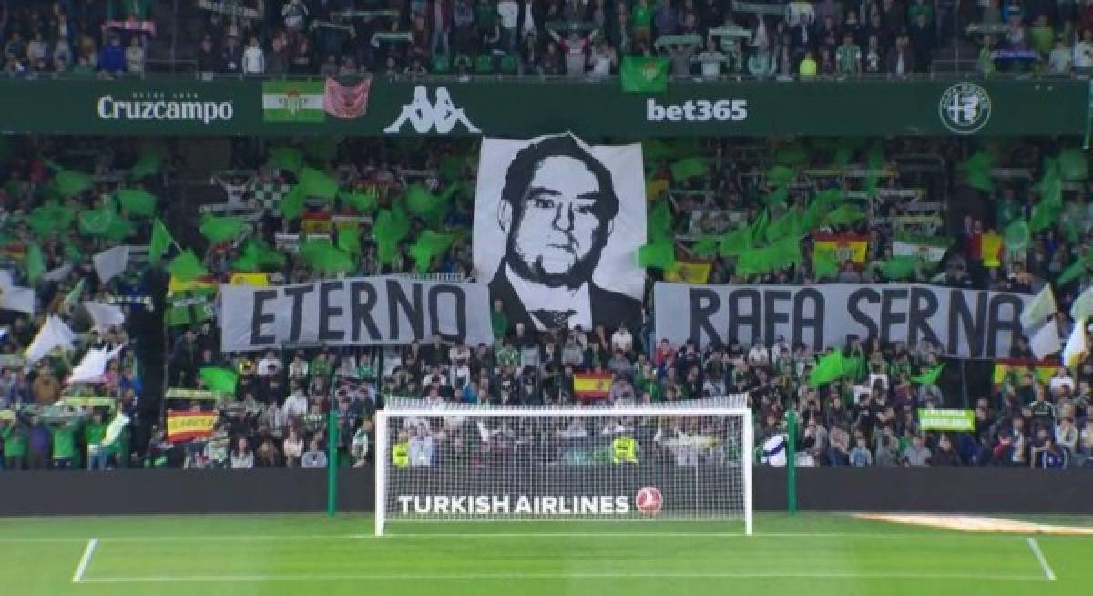 Previo al inicio del partido, se guardó un minuto de silencio en honor a Rafa Serna, autor del himno del centario del Real Betis.