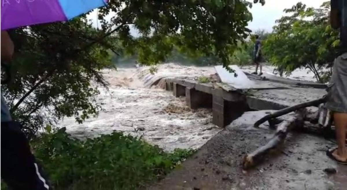 El puente bailey que comunica los municipios de Apacilagua, Morolica y Orocuina en el departamento de Choluteca fue arrastrado por las aguas de los ríos Chiquito y Choluteca. El llamado es para Copeco e Insep para que rehabiliten la estructura que comunica a esos tres municipios productores de sandía, melón, maíz y ocra.