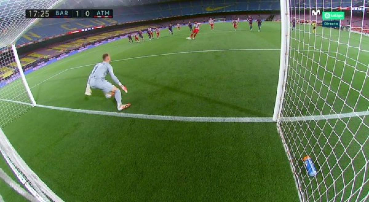 En la imagen de televisión se observa como Ter Stegen tiene los dos pies afuera de la línea.