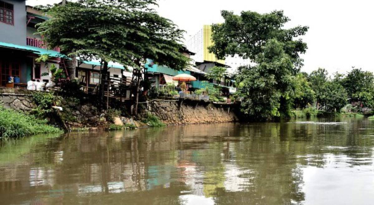 El terreno pantanoso, y los 13 ríos que la atraviesan, hacen muy frecuentes las inundaciones en esta ciudad.