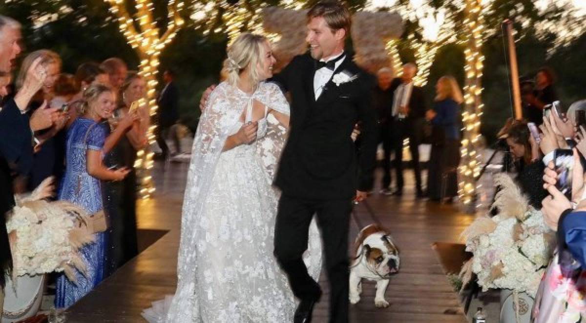 Cuoco lució un vestido de falda amplia y una capa, ambos de la firma Reem Acra y su mascota fue parte del enlace. Sus perros Ruby, Norman y Tank también recorrieron el pasillo de la ceremonia.