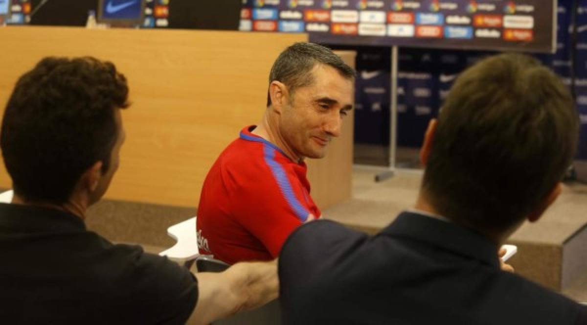 El entrenador del Barcelona, Ernesto Valverde, no se perdió el adiós de Iniesta.